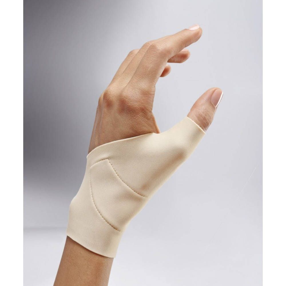Orthèse beige pour le pouce gauche. Montre la main avec l'orthèse. Matériau souple, couvre le pouce et le poignet.