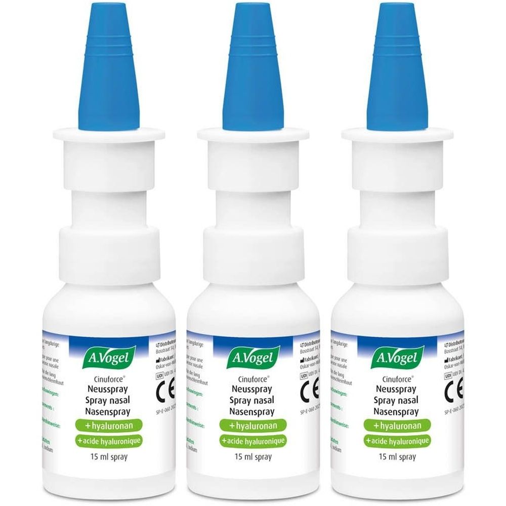 Trois flacons spray blancs avec bouchons bleus. Inscription: A. Vogel Cinuforce Spray nasal, Hyaluronan, 15 ml.