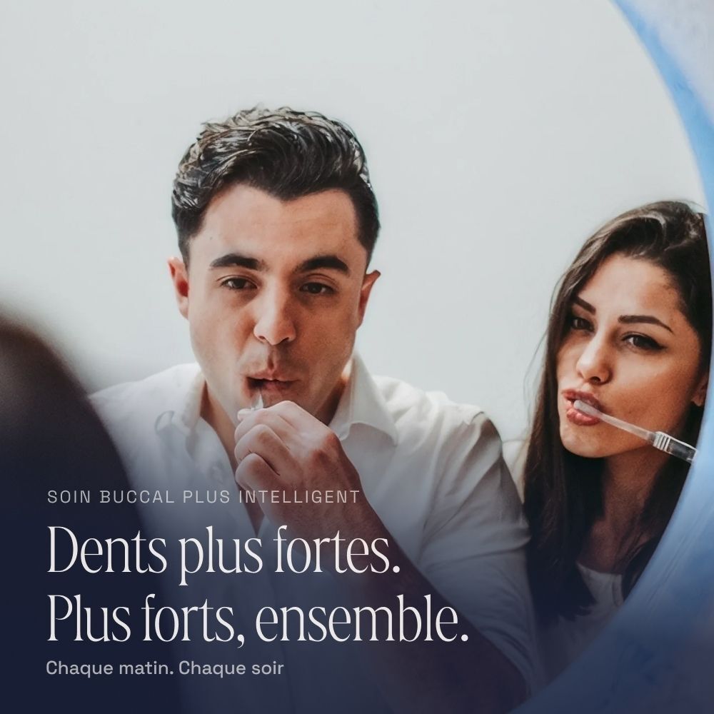 Homme et femme se brossent les dents avec des brosses à dents.