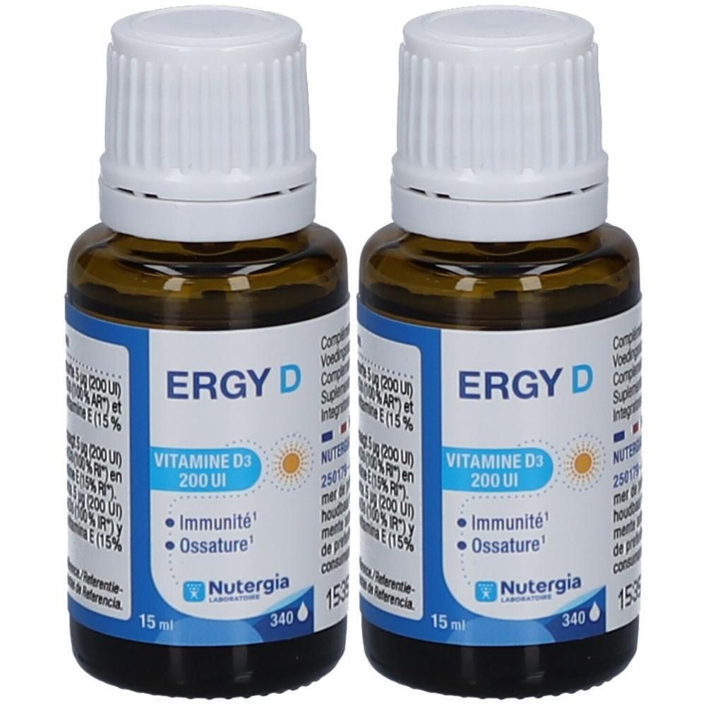 Deux flacons en verre brun avec bouchons blancs. Inscription: ERGY D, Vitamine D3 200 UI. Étiquette avec informations.