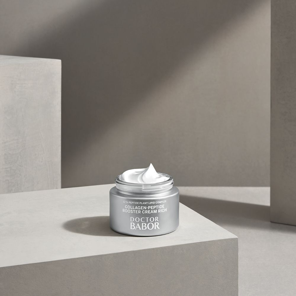 Un pot ouvert de Doctor BABOR Collagen-Peptide Booster Cream Rich sur un socle.