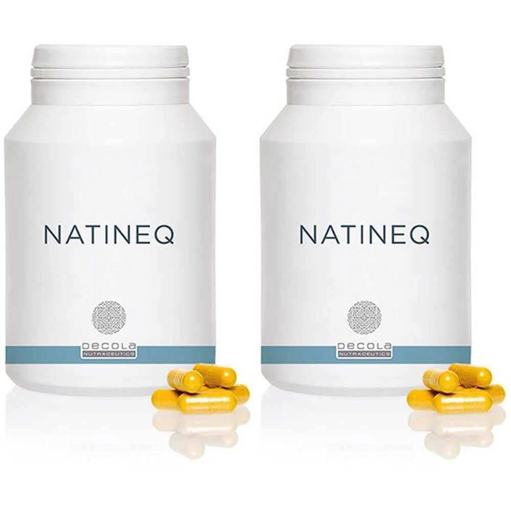 Deux flacons blancs avec l'inscription NATINEQ et le logo Decola Nutraceutics. Capsules à côté.