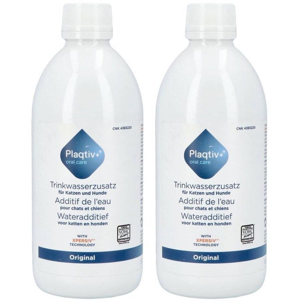 Deux bouteilles Plaqtiv+ Oral Care. Blanches, logo bleu et texte. Inscription : Additif de l'eau pour chats et chiens. Original.