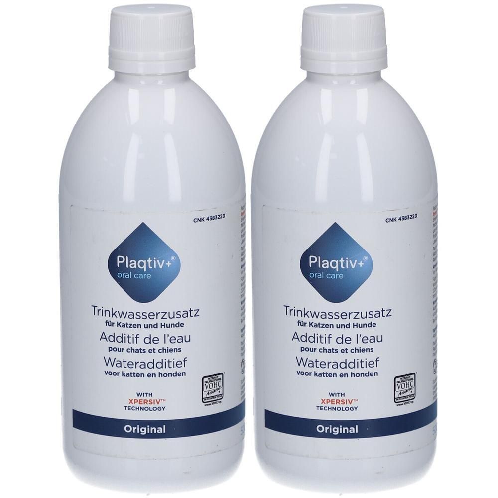 Deux bouteilles Plaqtiv+ Oral Care. Blanches, logo bleu et texte. Inscription : Additif de l'eau pour chats et chiens. Original.