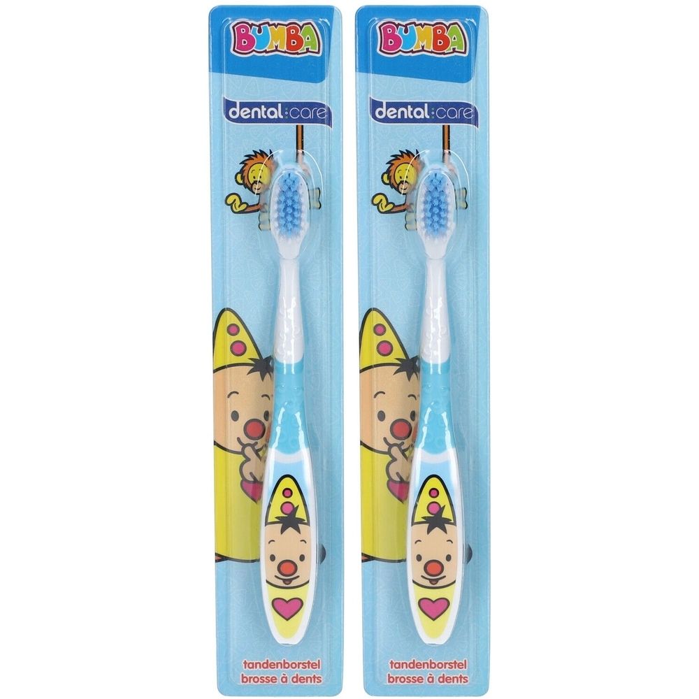 Deux brosses à dents pour enfants dans leur emballage. Soies bleues, manche blanc avec motif de dessin animé. Inscription : Bumba, dental care.