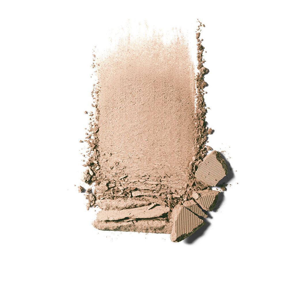 Échantillon de poudre compacte. Texture de poudre beige avec fragments cassés. Sur fond blanc.