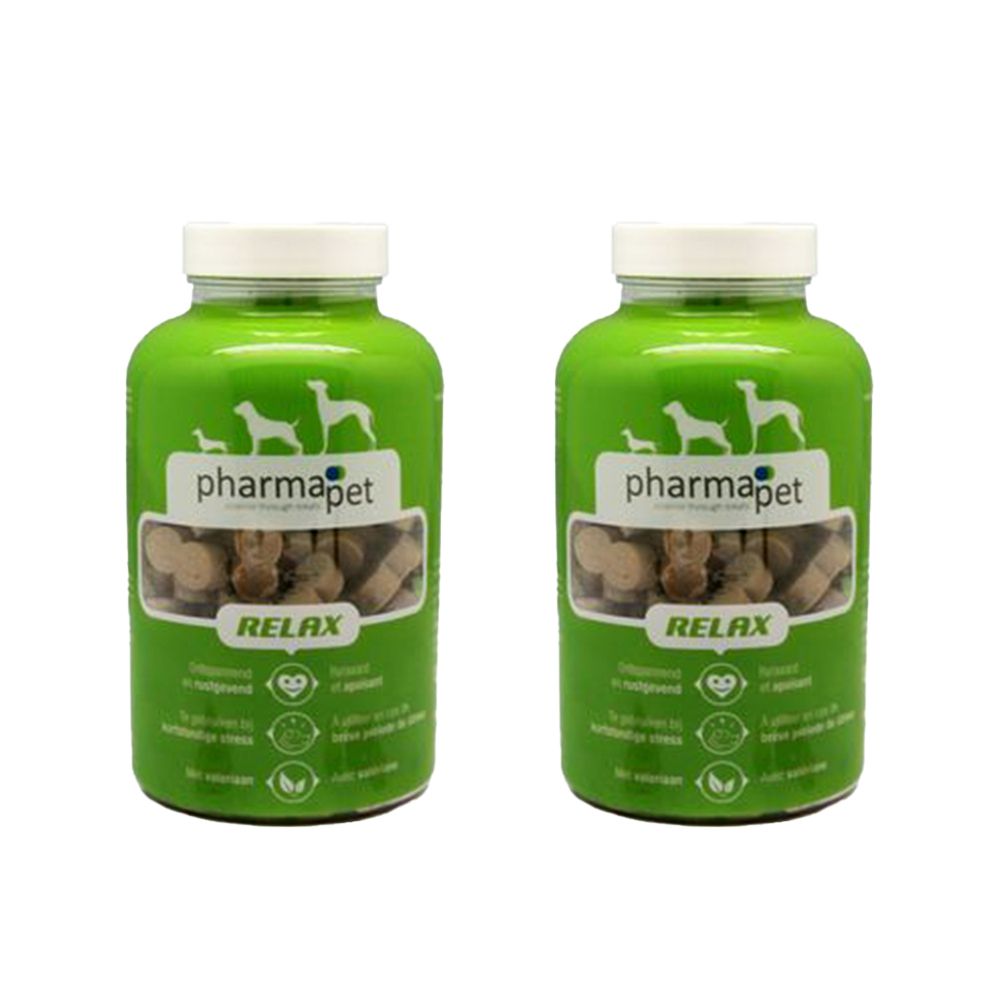 Deux flacons verts avec bouchons blancs. Inscription pharmapet Relax. Friandises visibles. Logo avec chiens.
