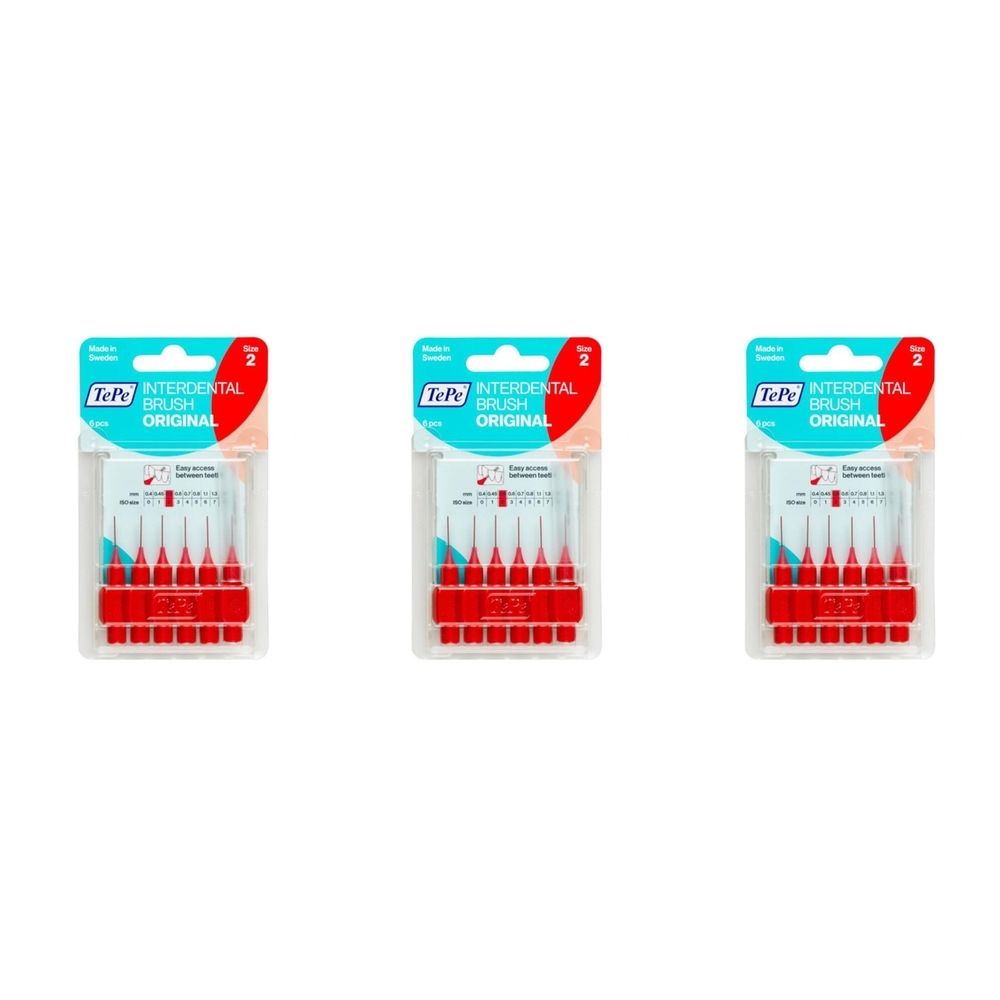 Trois paquets de brosses interdentaires. Soies rouges, manches blancs. Emballage avec nom du produit et marque TePe.