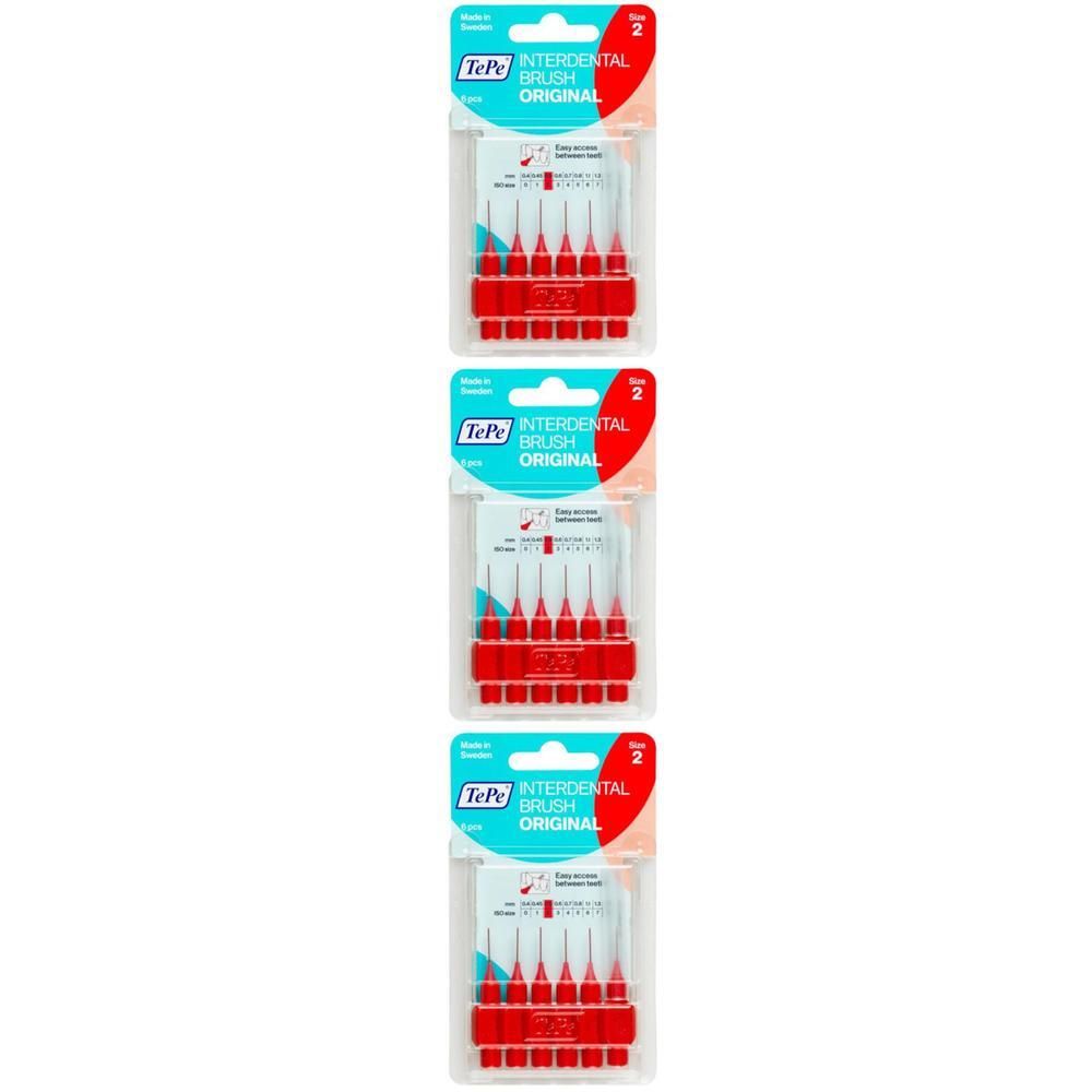 Trois paquets de brossettes interdentaires rouges. Emballage avec nom du produit et nombre.
