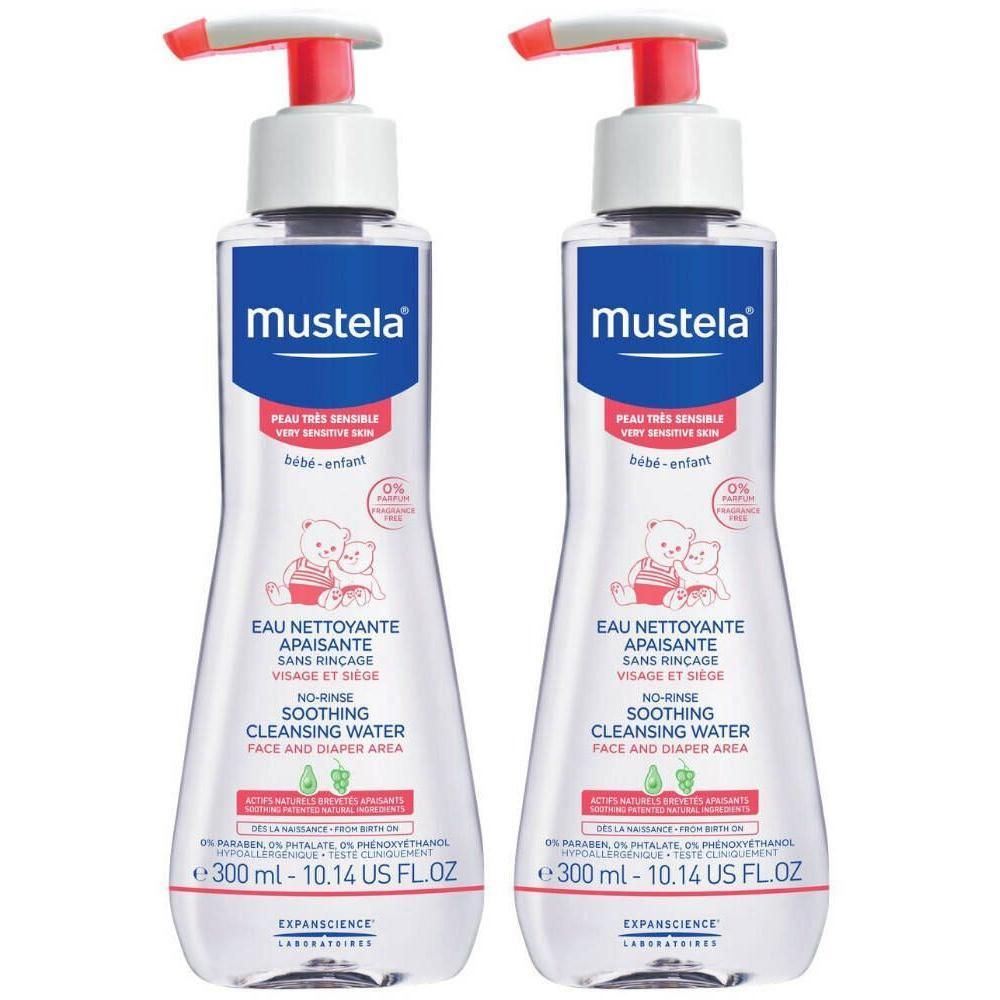 Deux flacons Mustela, pompe rouge. Inscription: Eau nettoyante apaisante sans rinçage, 300 ml.