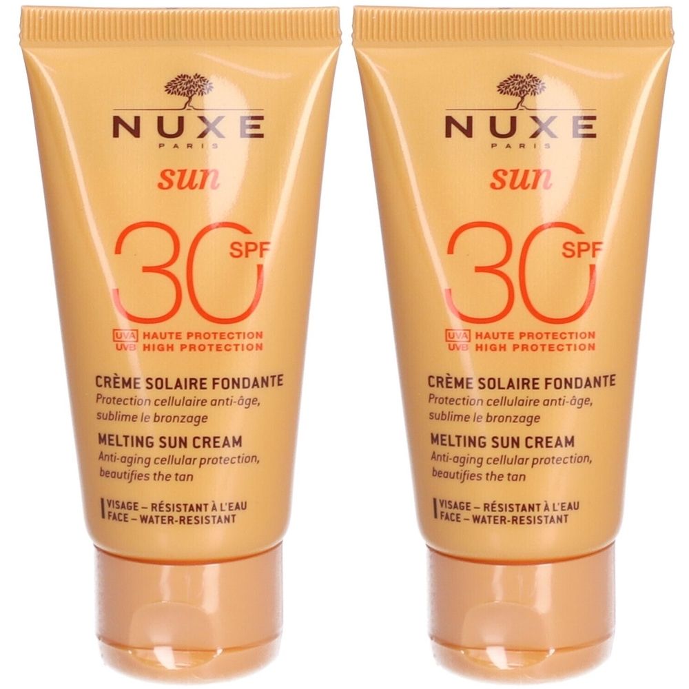Deux tubes de Nuxe Sun Crème Solaire Fondante SPF30. Tubes beiges avec texte orange. Inscription: Sun, 30 SPF, Crème Solaire Fondante, résistant à l'eau.
