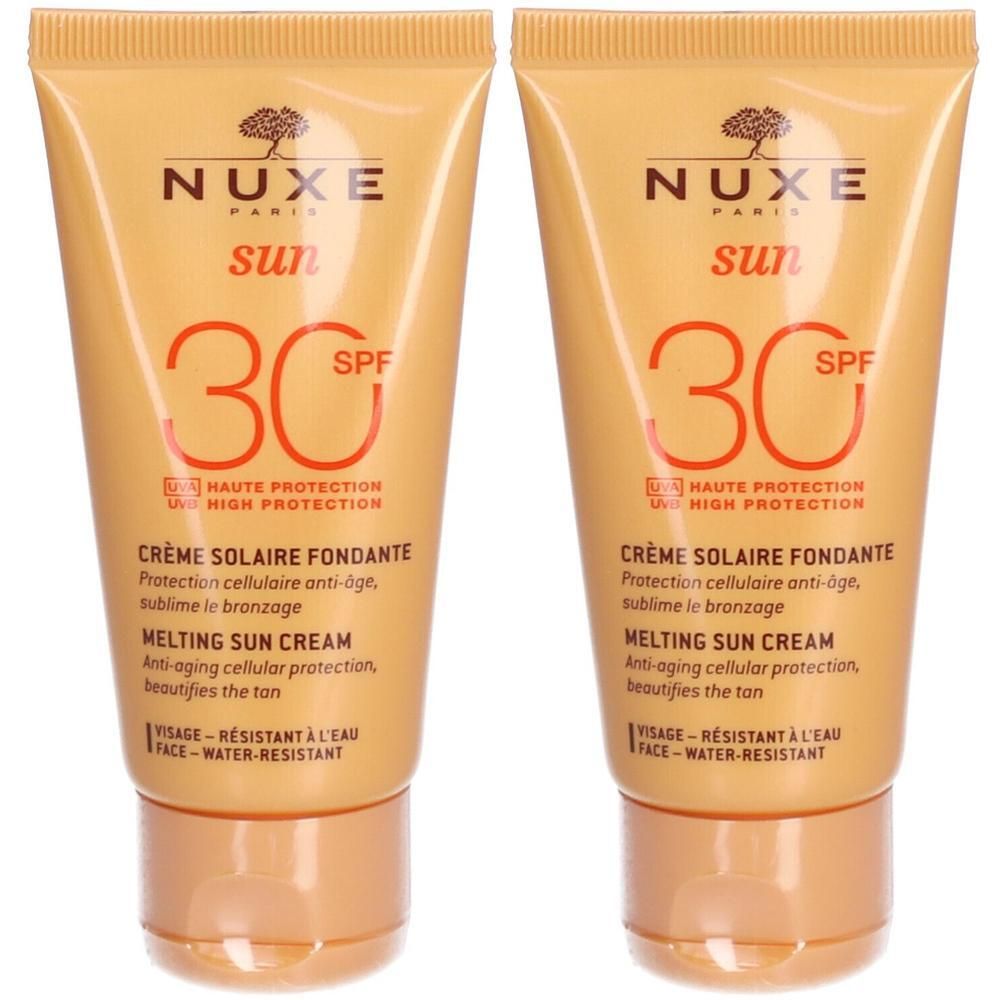 Deux tubes de Nuxe Sun Crème Solaire Fondante SPF30. Tubes beiges avec texte orange. Inscription: SPF30, Crème Solaire Fondante.