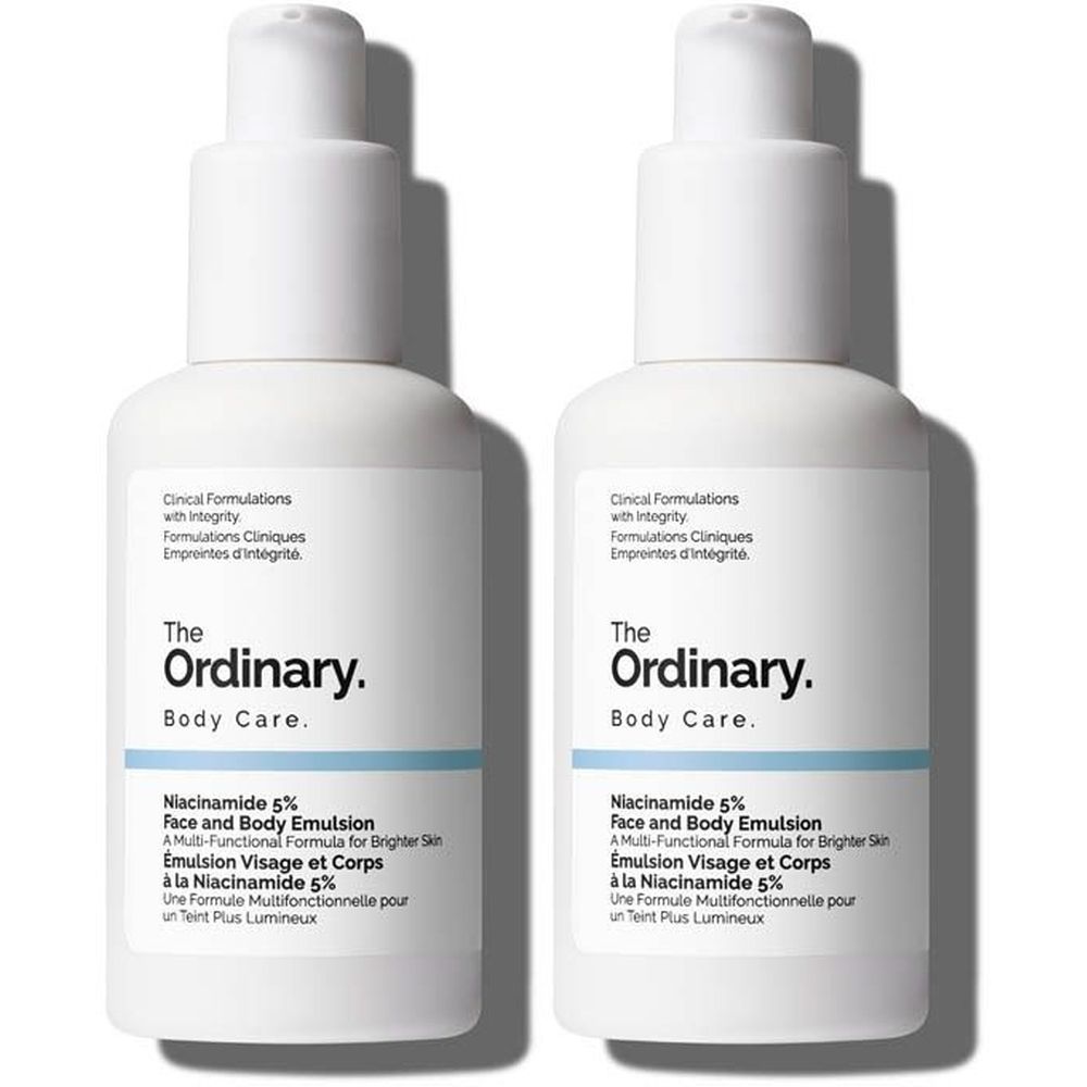 Deux flacons blancs avec pompe. Inscription : The Ordinary Body Care, Niacinamide 5% Face and Body Emulsion.