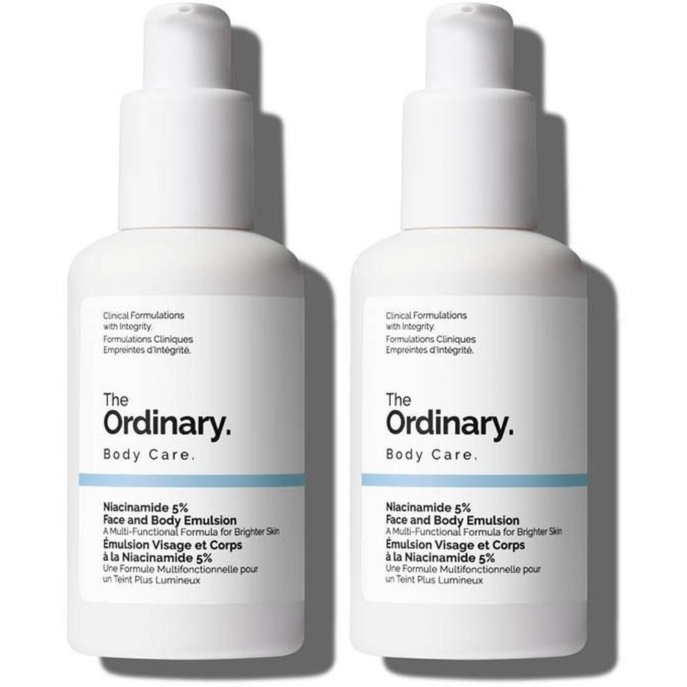 Deux flacons blancs The Ordinary Body Care. Inscription : Niacinamide 5% Face and Body Emulsion.