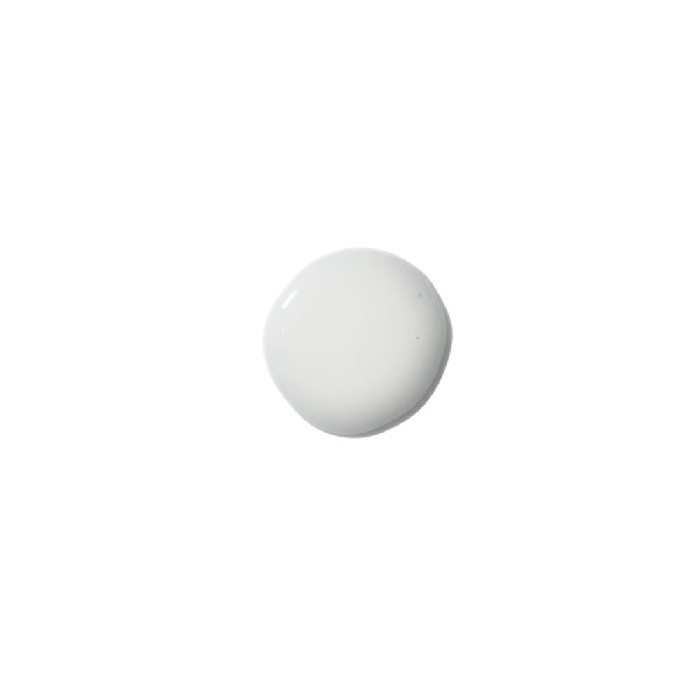 Une goutte d'émulsion blanche. Sur fond blanc.