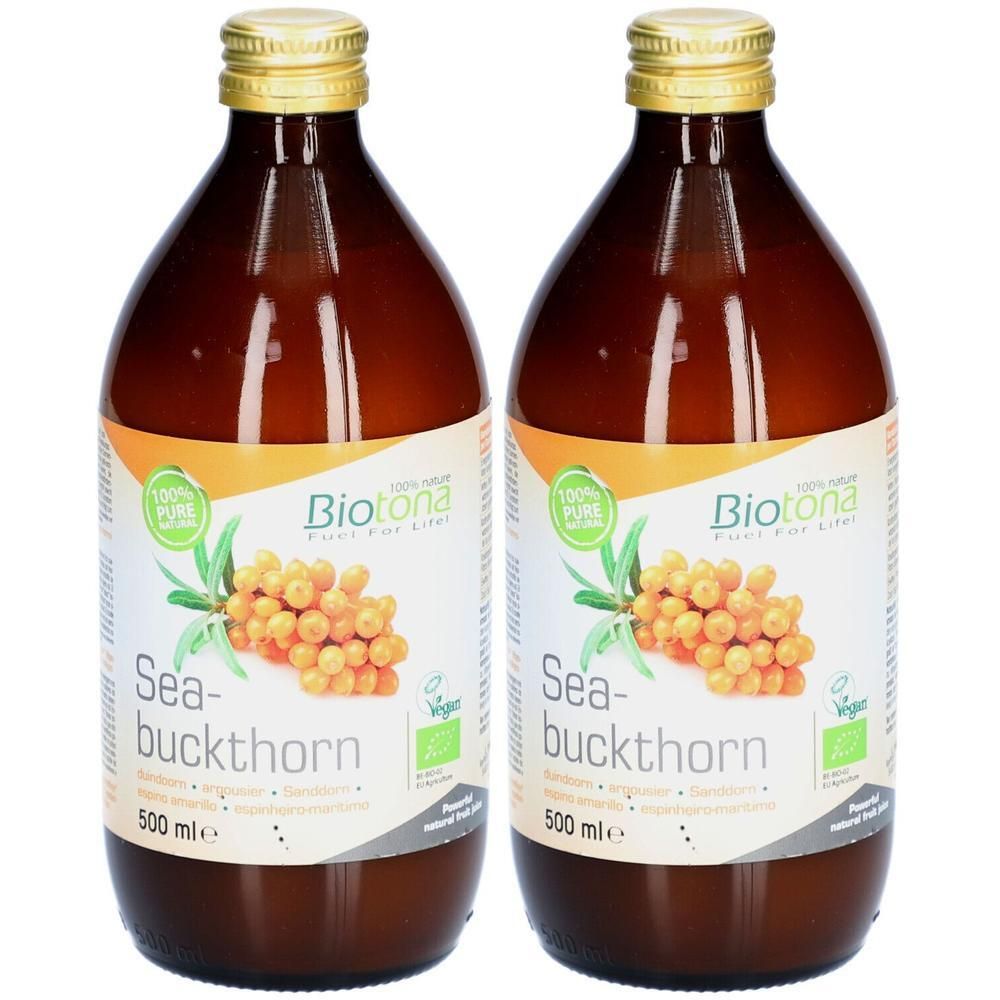 Deux bouteilles de jus d'argousier Biotona. Bouteilles en verre brun avec bouchons dorés et étiquettes. Inscription : Sea buckthorn, 500 ml.