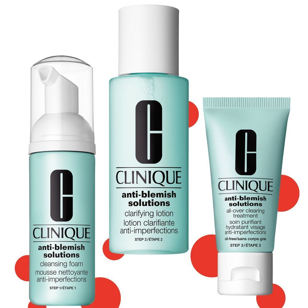 Trois produits: mousse nettoyante, lotion et crème. Tous avec l'inscription CLINIQUE Anti-Blemish Solutions.