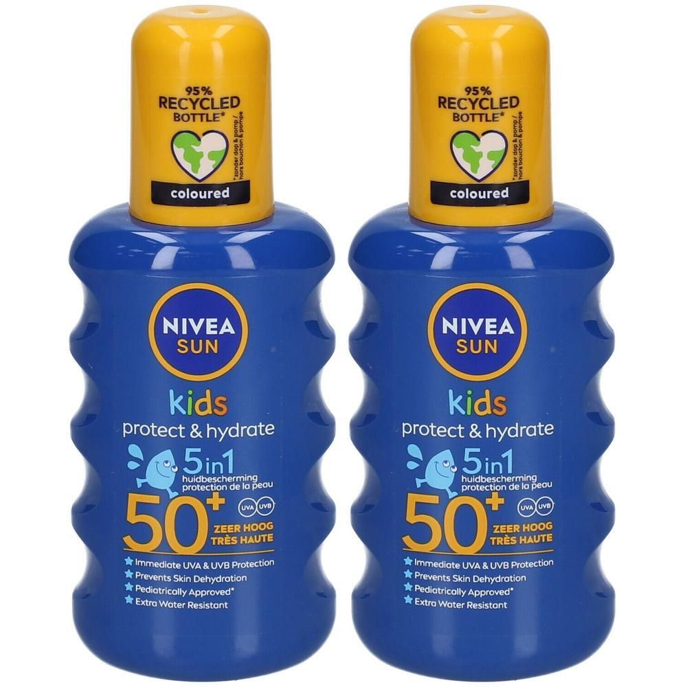 Deux flacons bleus NIVEA Sun Kids Spray Hydratant SPF50+. Bouchon jaune avec texte. Flacon recyclé à 95%. SPF50+.