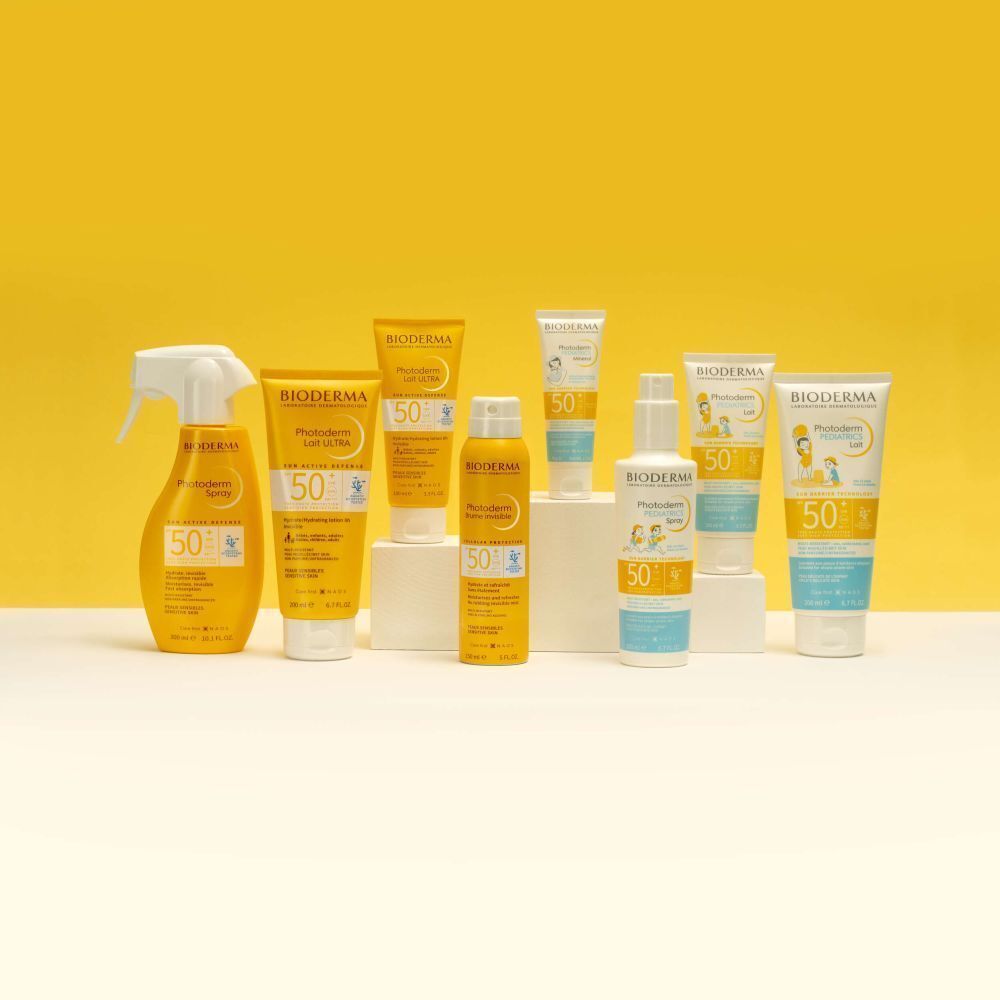 Divers produits de protection solaire. Emballages jaunes avec éléments blancs. Inscription: BIODERMA Photoderm SPF50+.