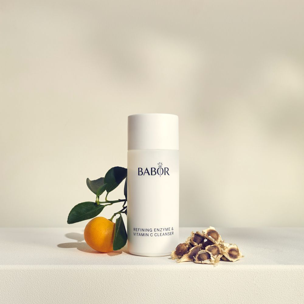 Flacon BABOR Refining Enzyme & Vitamin C Cleanser avec miroir et décoration en pierre.