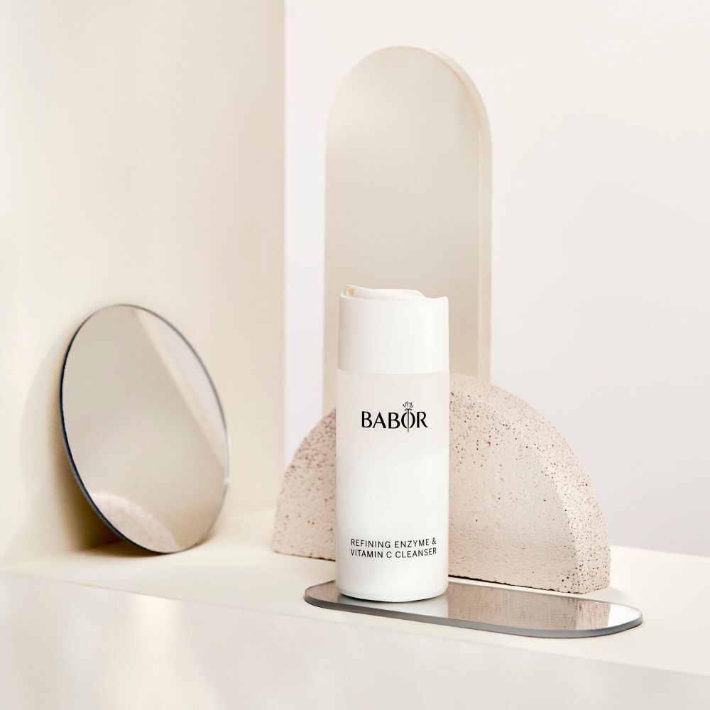 Flacon BABOR Refining Enzyme & Vitamin C Cleanser tenu dans une main.