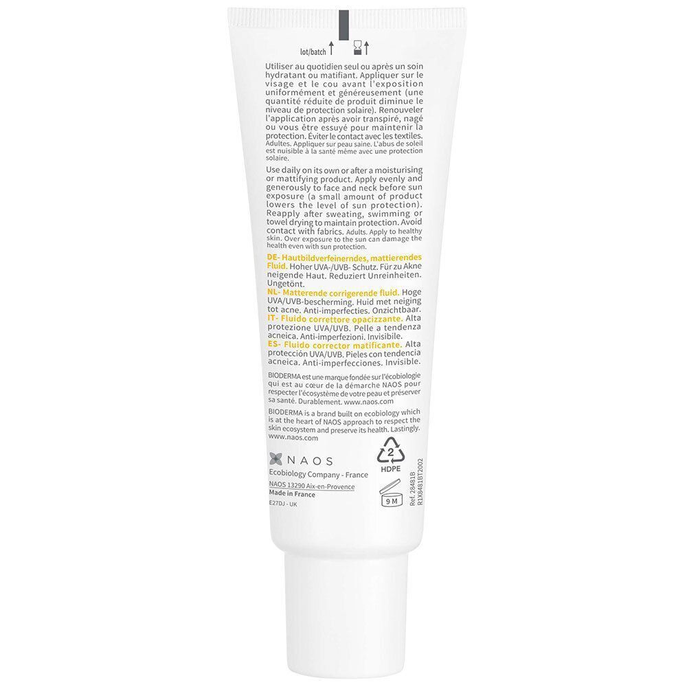 Dos d'un tube BIODERMA Photoderm AKN Mat SPF30. Fond blanc avec texte multilingue. Contient des informations sur l'utilisation.