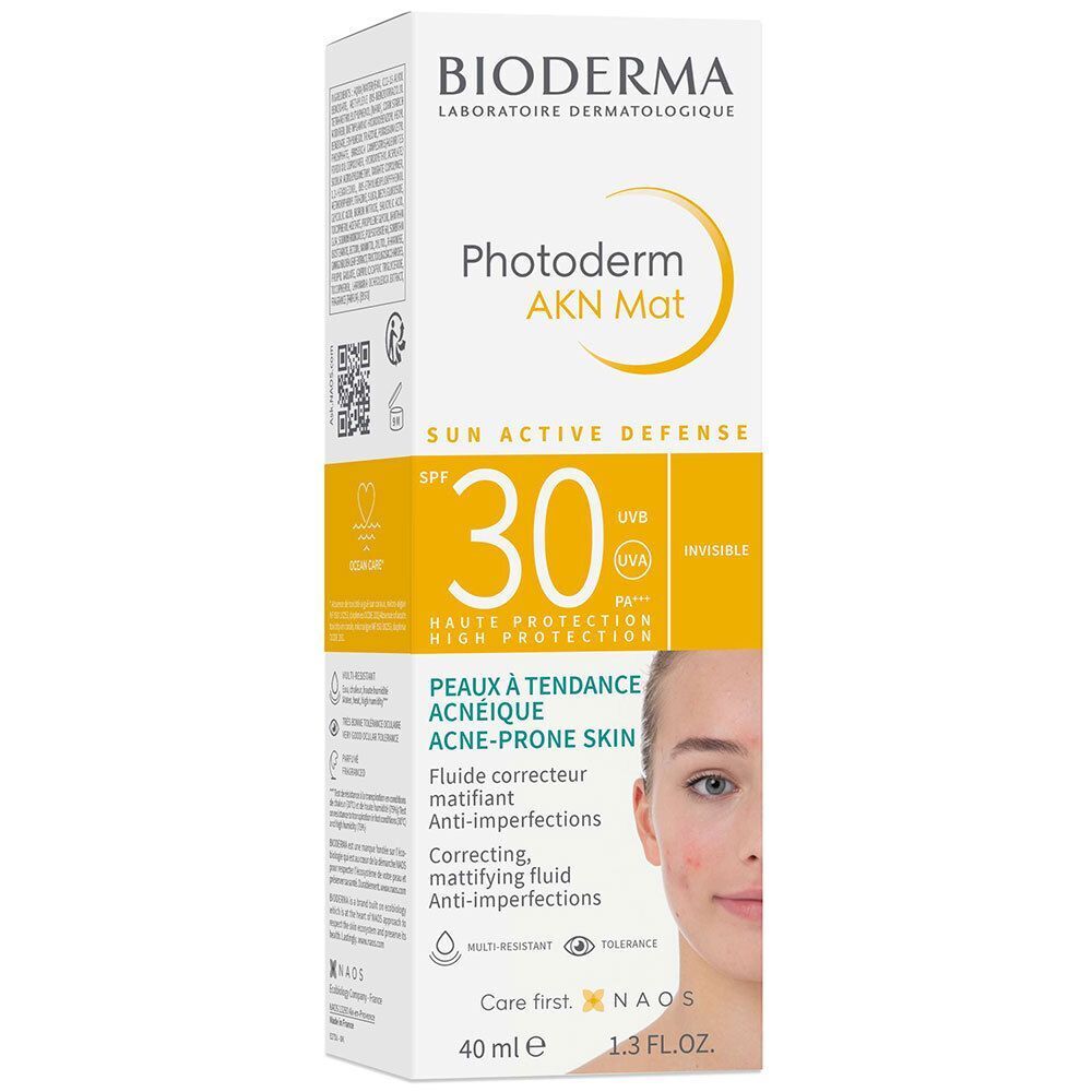 BIODERMA Photoderm AKN Mat SPF30 en emballage. Emballage blanc avec accents jaunes. Montre le produit et un visage.