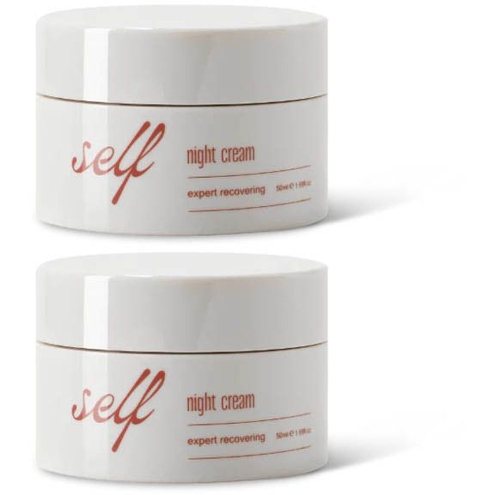 Deux pots blancs avec texte rouge. Inscription: self, night cream, expert recovering.
