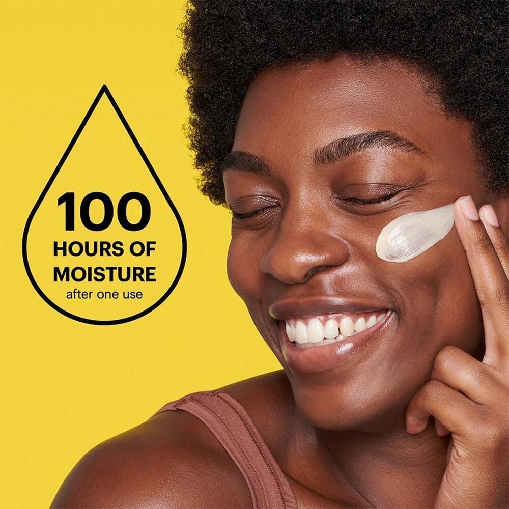 Personne appliquant de la crème sur le visage. Texte : 100 heures d'hydratation après une seule utilisation.