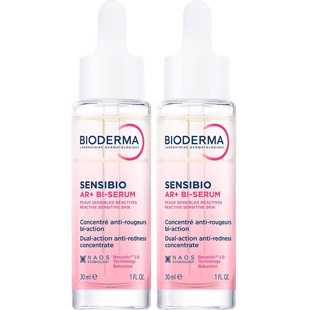 Deux flacons de Bioderma Sensibio AR+ Bi-Sérum. Flacons en verre transparent avec bouchon blanc et pipette. Liquide rose. Texte : Sensibio, AR+ Bi-Sérum.