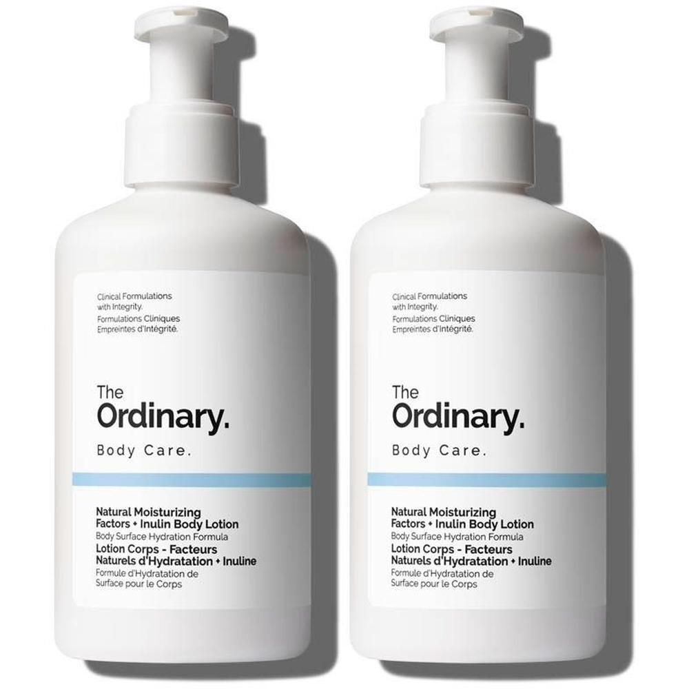 Deux flacons blancs avec pompe. Inscription : The Ordinary, Body Care, Natural Moisturizing Factors + Inulin Body Lotion.