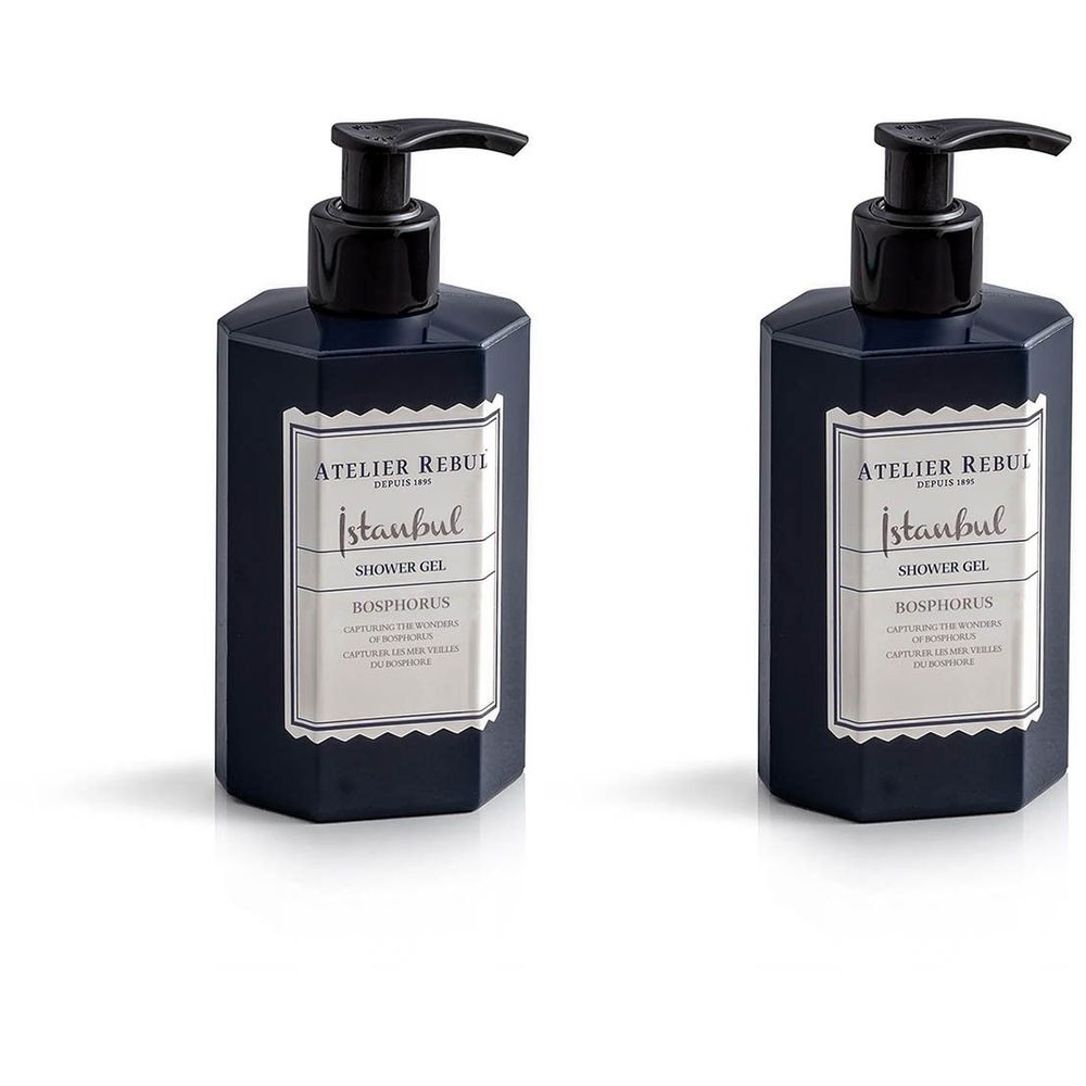 Deux flacons de gel douche bleu foncé, octogonaux, avec pompe noire. Étiquette blanche avec texte.
