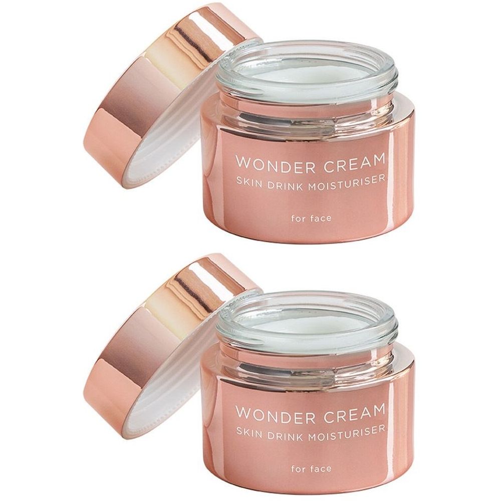 Deux pots ouverts de Wonder Cream Skin Drink Moisturizer. Pots roses avec couvercles. Inscription : Wonder Cream Skin Drink Moisturiser, for face.