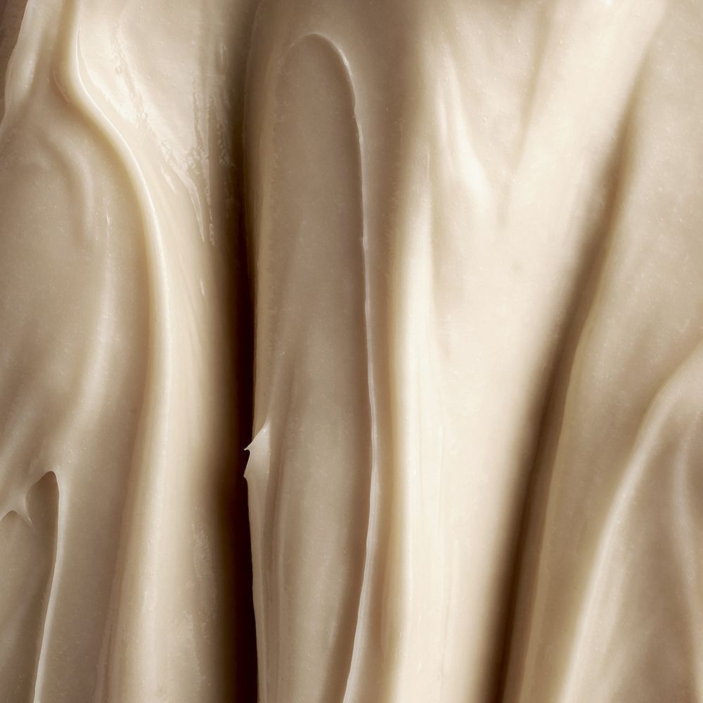 Gros plan sur une crème à la texture ondulée.