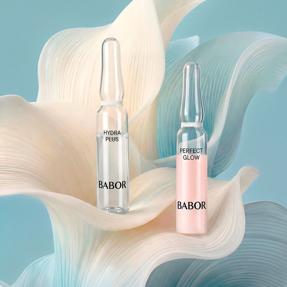 Coffret Babor Hydra Glow de 7 ampoules, présenté dans une boîte bleue avec motif floral.