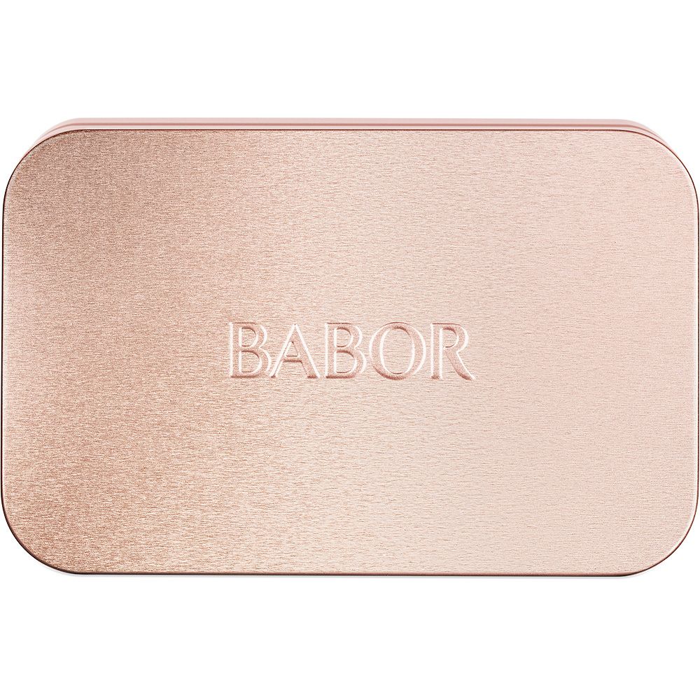Boîte métallique Babor rose fermée avec le nom de marque en relief.