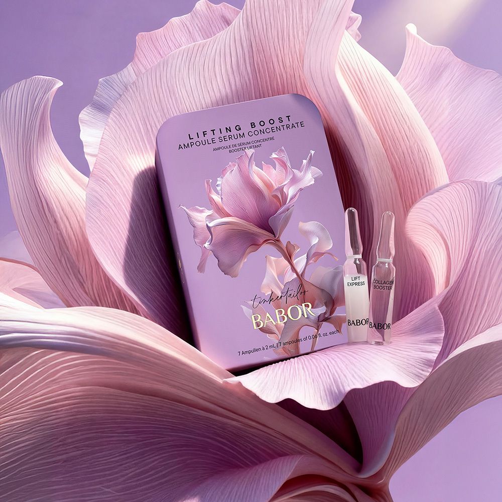 Coffret Babor Lifting Boost en boîte métallique rose, entouré de pétales.