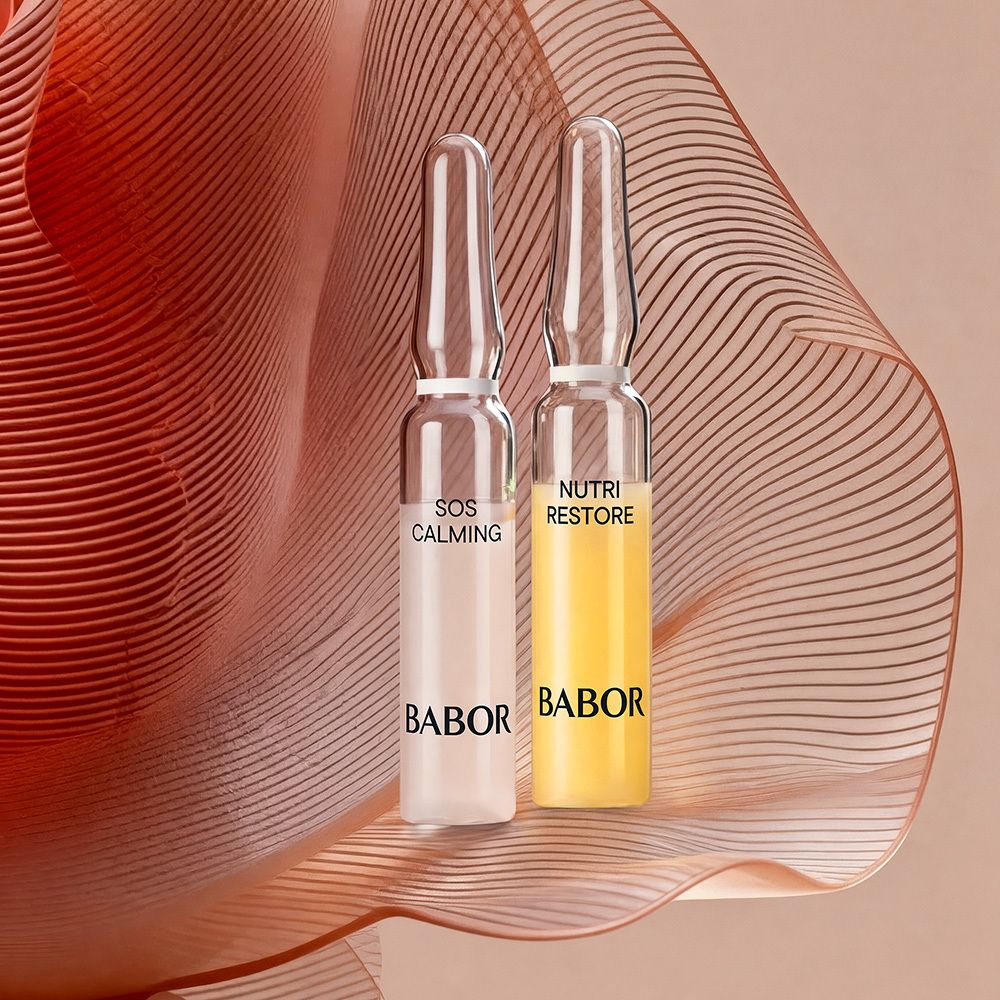 Deux ampoules Babor, SOS Calming et Nutri Restore, sur fond floral.