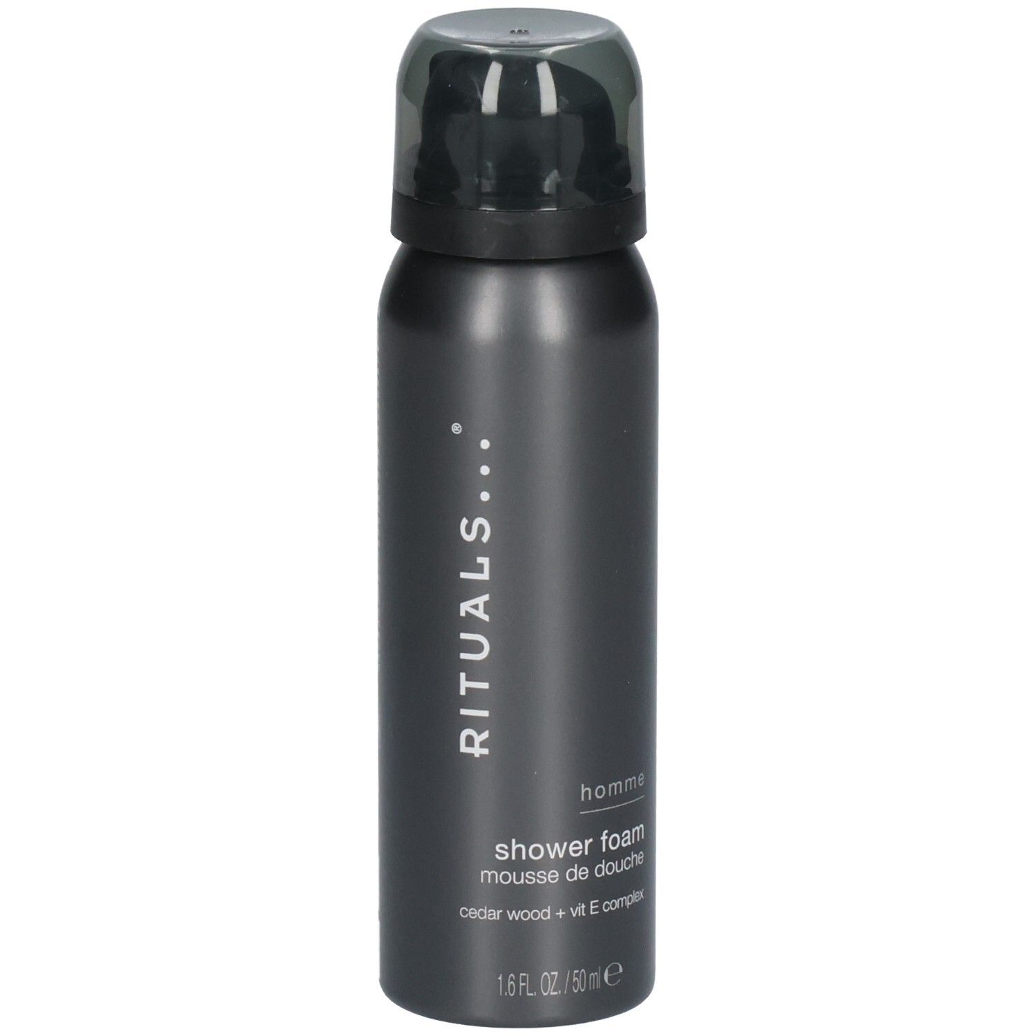 Flacon de mousse de douche avec bouchon noir. Marque : RITUALS. "homme shower foam" et "cedar wood + vit E complex" sont imprimés sur le devant. Contient 50 ml.