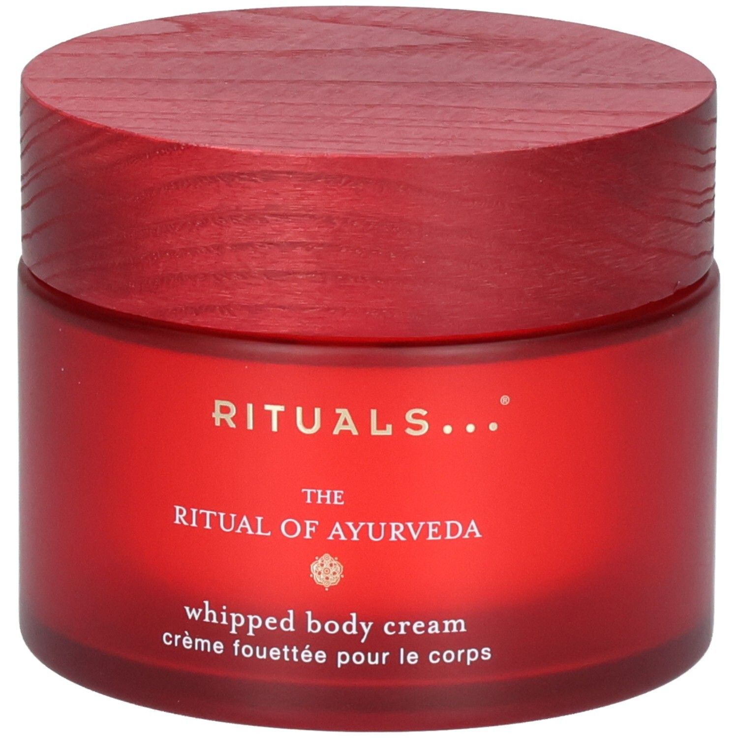 RITUALS The Ritual of Ayurveda Crème fouettée pour le corps dans un pot rouge avec couvercle en bois.