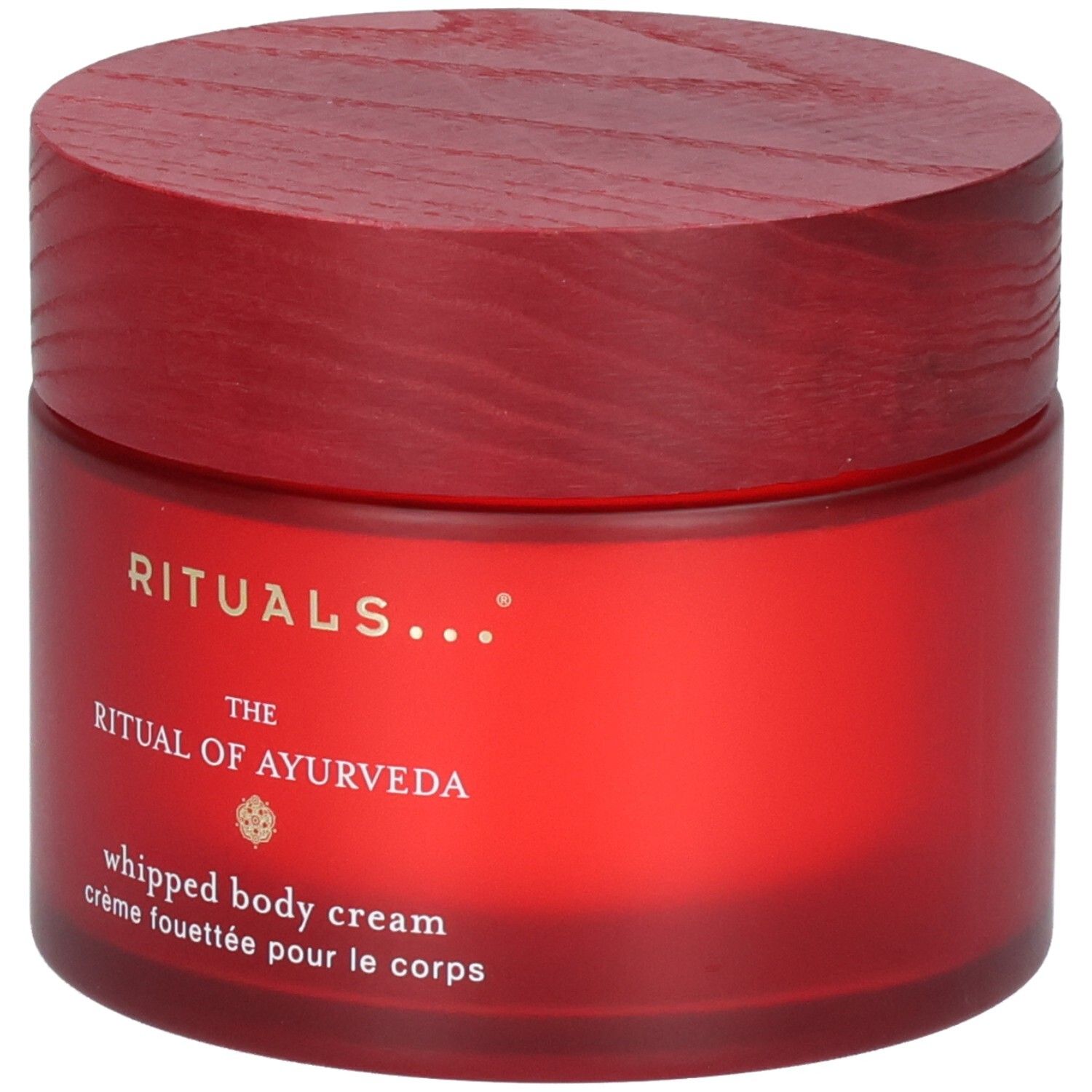 RITUALS The Ritual of Ayurveda Crème fouettée pour le corps dans un pot rouge avec couvercle en bois, vue de face.
