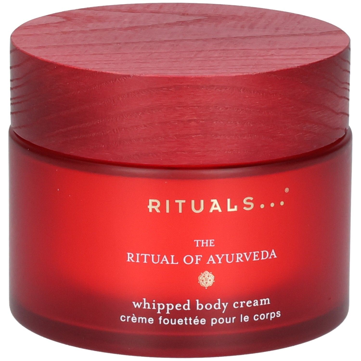 RITUALS The Ritual of Ayurveda Crème fouettée pour le corps dans un pot rouge avec couvercle en bois, vue légèrement de côté.