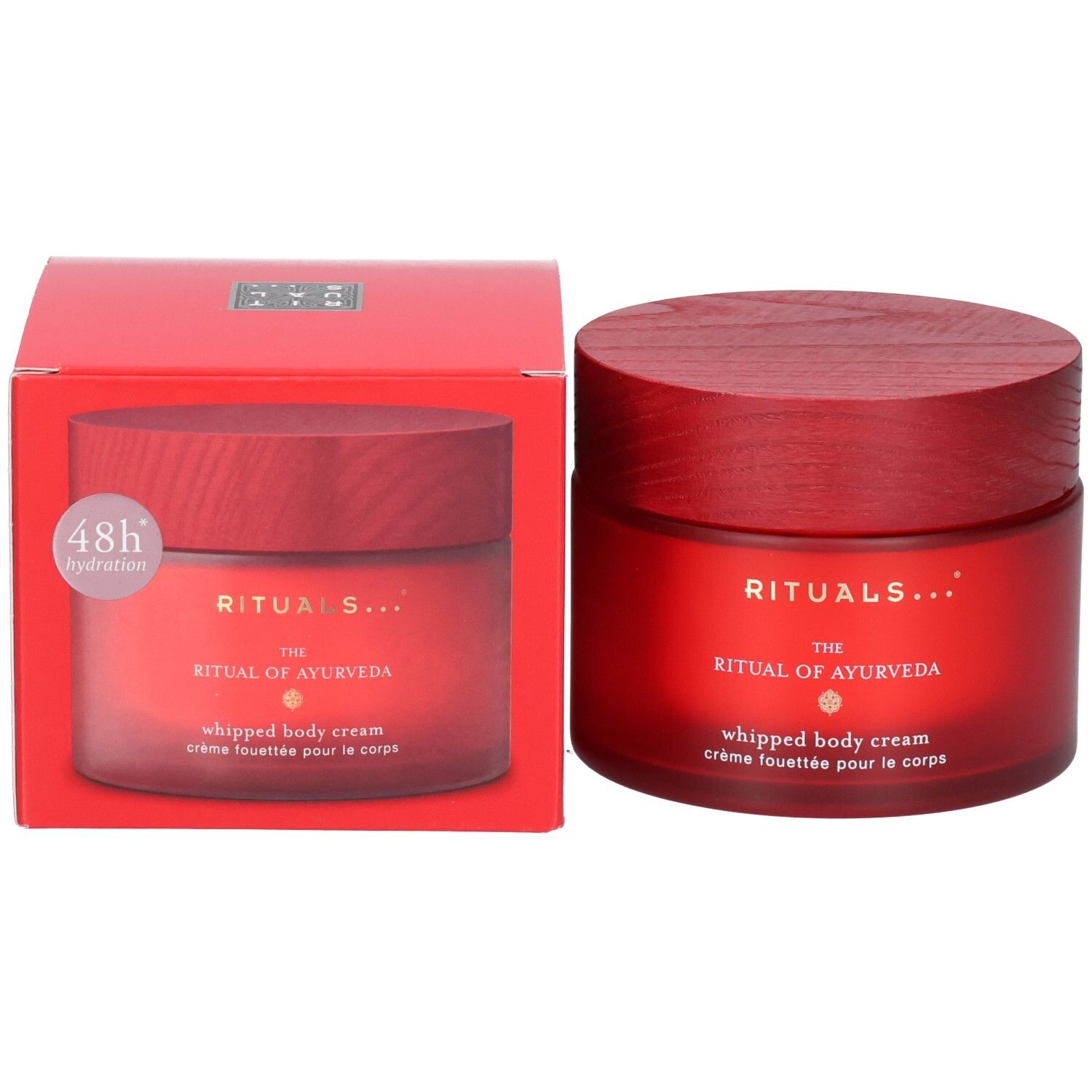 Pot RITUALS The Ritual of Ayurveda Body Cream à côté de sa boîte d'emballage rouge avec indication 48h d'hydratation.
