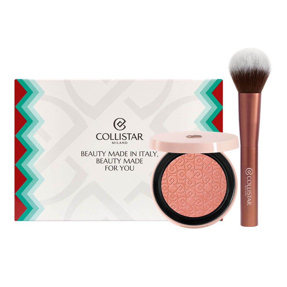 Coffret cadeau avec blush, pinceau et logo. Blush pêche, pinceau avec manche marron. Texte: Beauty Made for You.