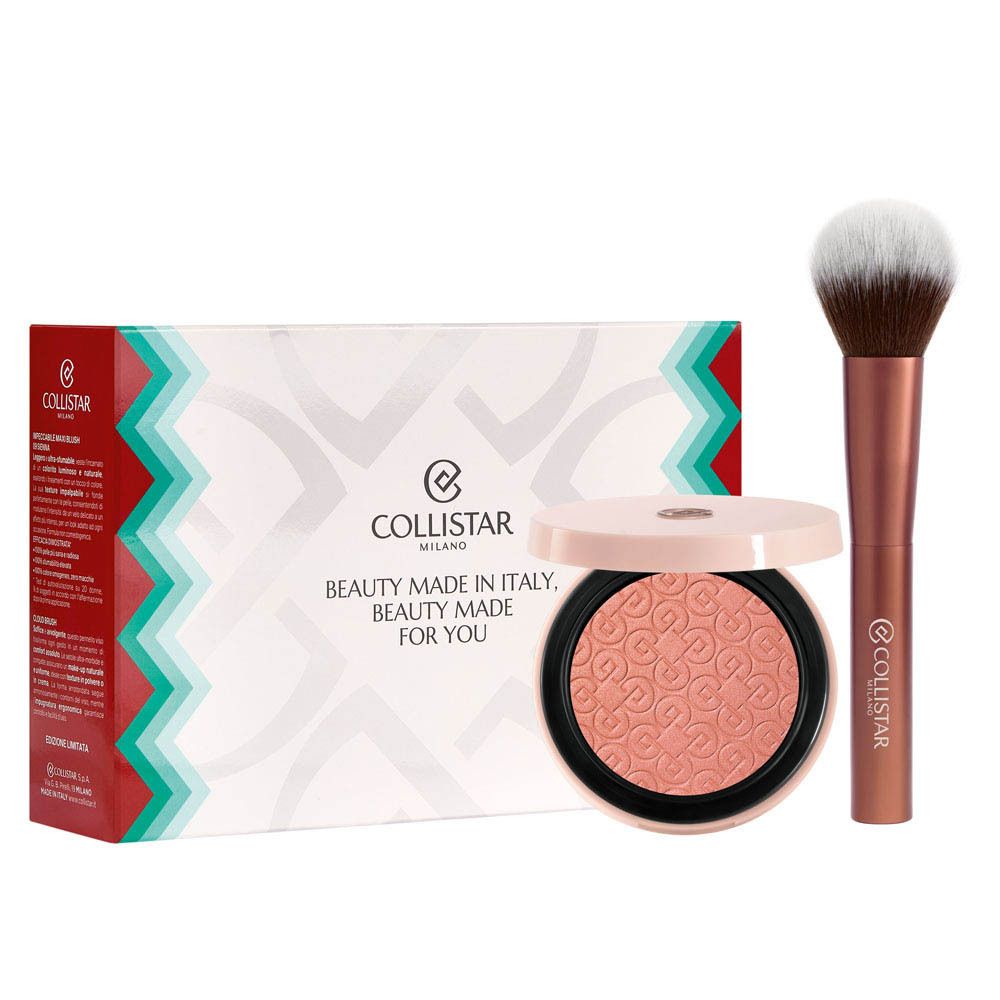 Blush, pinceau et emballage. Blush pêche, pinceau avec manche marron. Texte: Beauty Made in Italy.