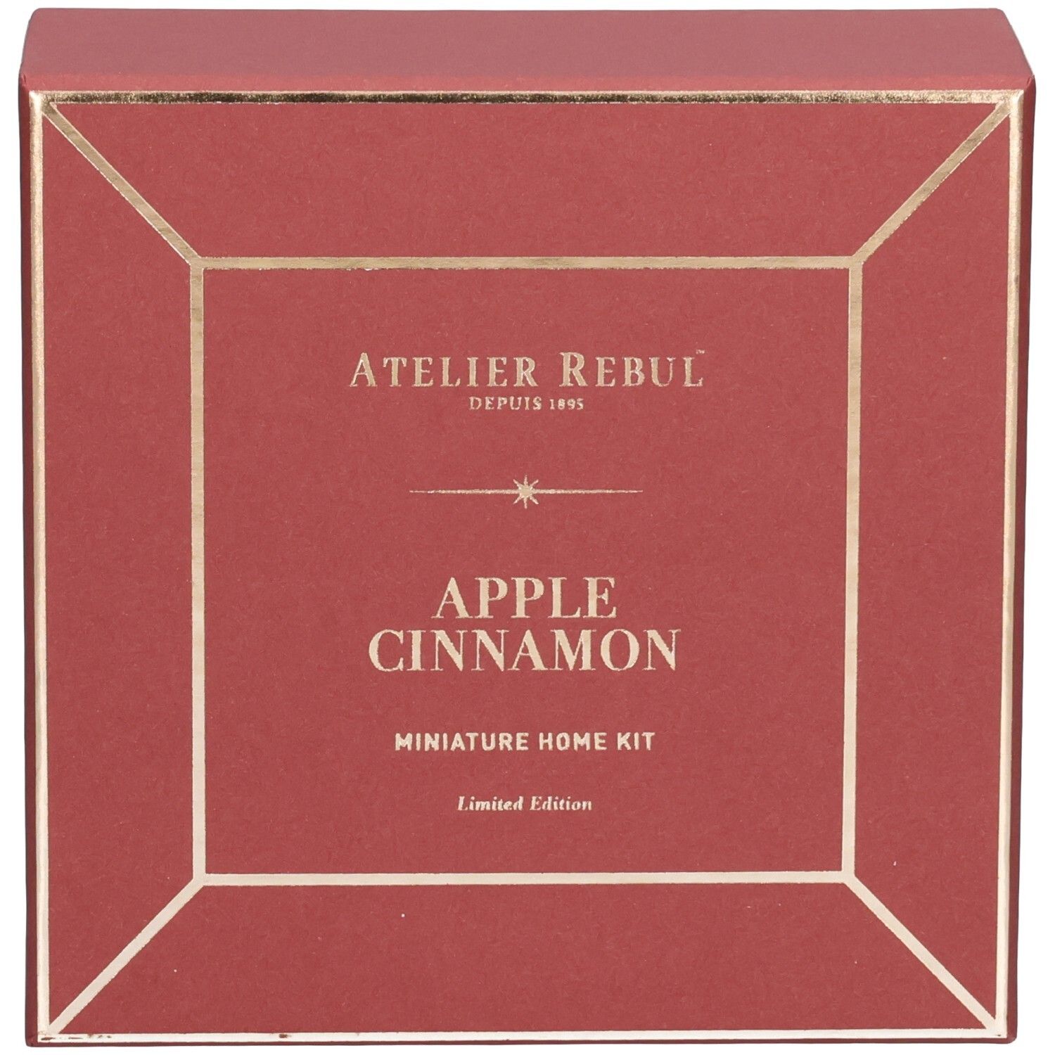 Boîte carrée rouge avec bordures dorées. Inscription: Atelier Rebul, Apple Cinnamon, Miniature Home Kit, Édition limitée.