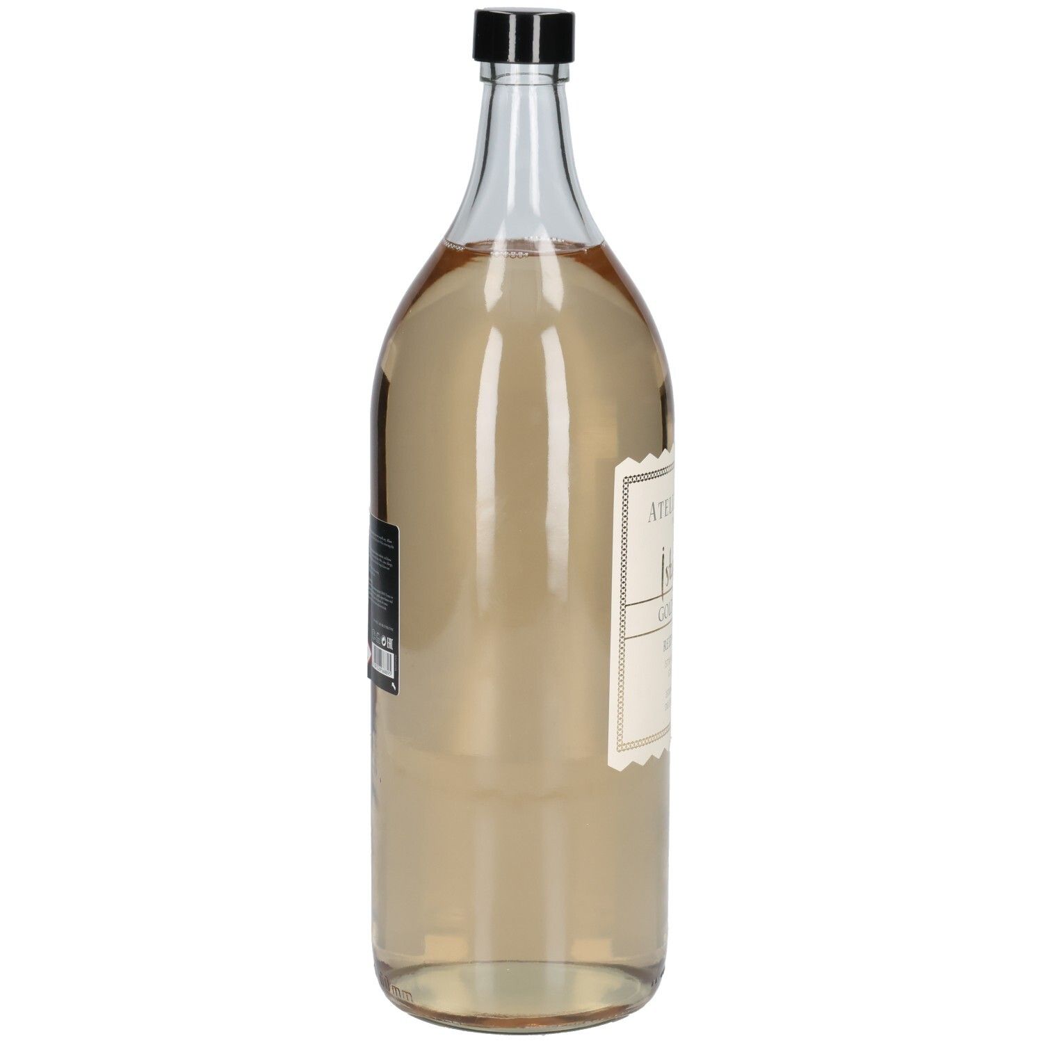 Bouteille en verre transparent avec bouchon noir. Étiquette avec informations produit. Liquide doré à l'intérieur.