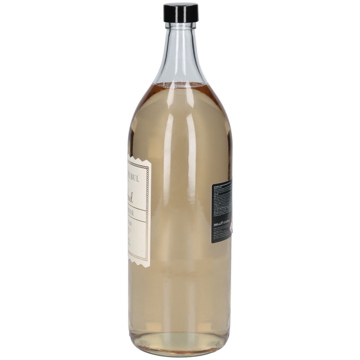 Bouteille en verre transparent avec bouchon noir. Étiquette avec informations produit. Liquide doré à l'intérieur.