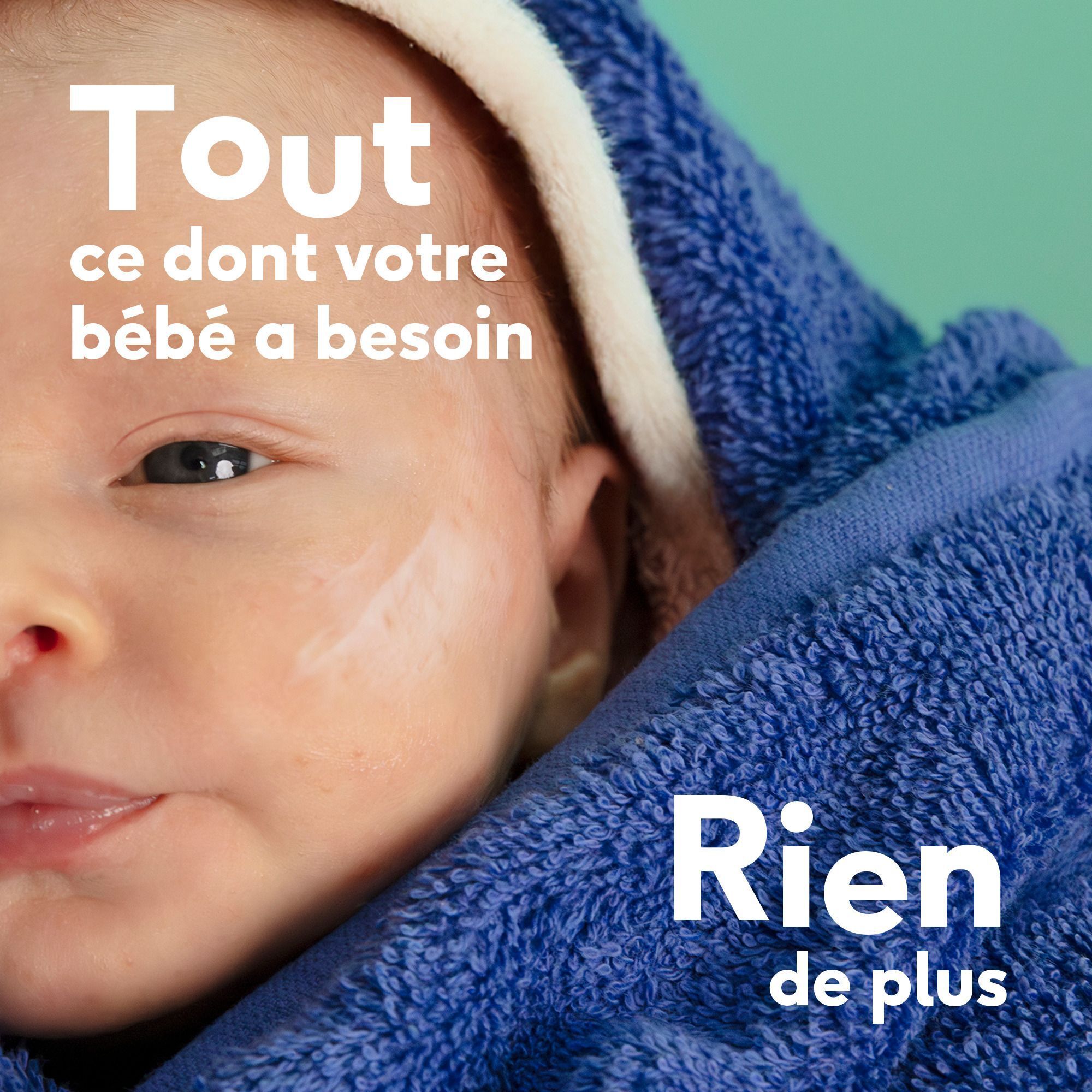 Gros plan sur un bébé enveloppé dans une serviette bleue. Texte : 'Tout ce dont votre bébé a besoin. Rien de plus.'