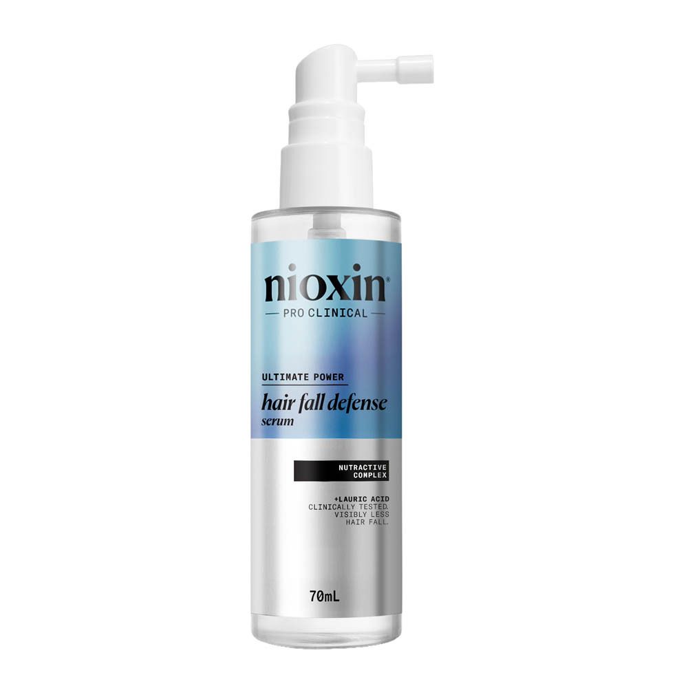 Femme tenant le sérum anti-chute Nioxin, mettant en avant son efficacité.